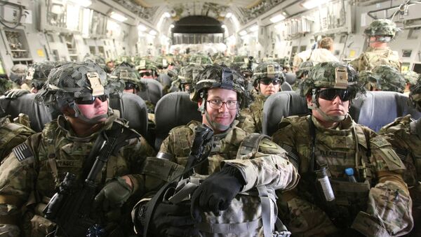 Американские военнослужащие в транспортном самолете перед отправкой в Афганистан - Sputnik Южная Осетия