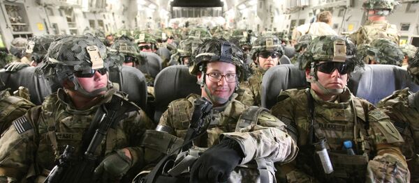 Американские военнослужащие в транспортном самолете перед отправкой в Афганистан - Sputnik Южная Осетия