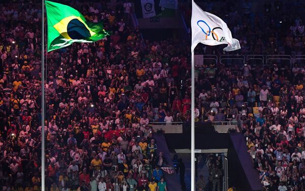 Национальный флаг Бразилии и Олимпийский флаг - Sputnik Южная Осетия