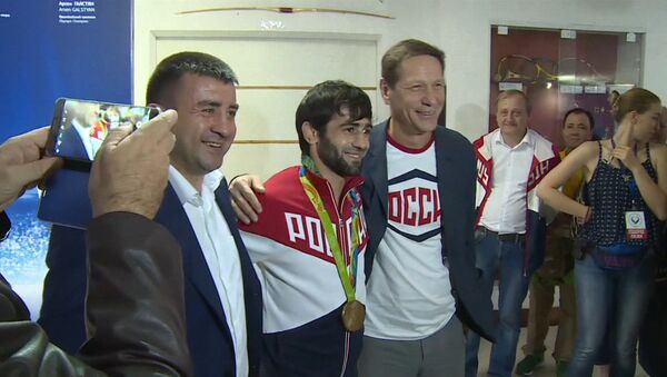 Первый российский чемпион ОИ-2016 показал завоеванную золотую медаль - Sputnik Южная Осетия