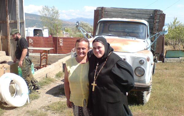 Игуменья Нонна в Южной Осетии, куда монахини Аланского монастыря привезли медикаменты и продовольствие - Sputnik Южная Осетия