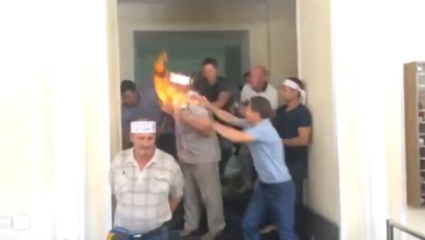 Голодающий шахтер поджег себя в здании Минэнерго Украины. Кадры инцидента - Sputnik Южная Осетия