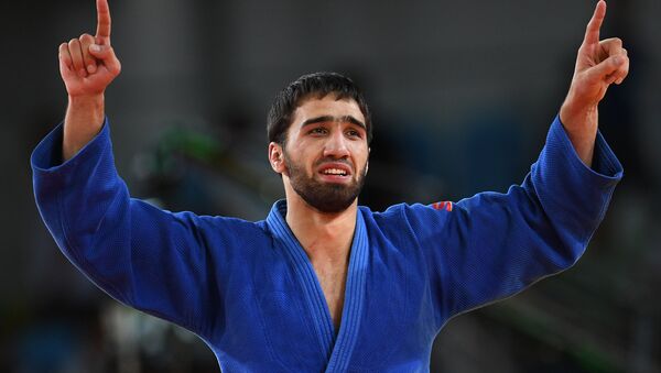 Хасан Халмурзаев радуется победе в финальном поединке с Трэвисом Стивенсом - Sputnik Южная Осетия