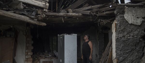 Местный житель в своем доме, разрушенном в результате обстрела - Sputnik Южная Осетия