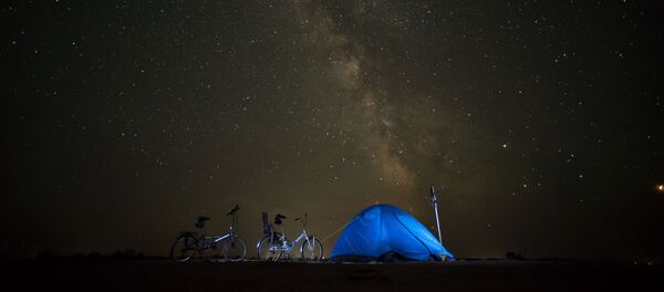 Палатка велотуристов на фоне ночного неба - Sputnik Южная Осетия