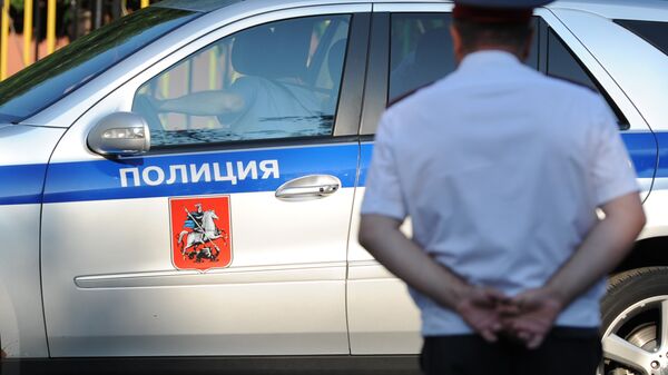 Полицейский автомобиль и сотрудник полиции - Sputnik Южная Осетия