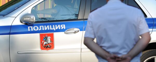 Полицейский автомобиль и сотрудник полиции - Sputnik Южная Осетия