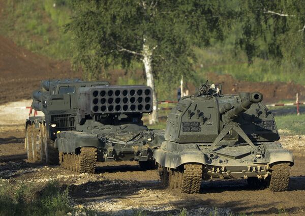 Самоходная артиллерийская установка Мста-С (справа), тяжелая огнеметная система залпового огня ТОС-1А Солнцепек. - Sputnik Южная Осетия