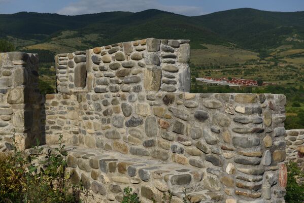 Отреставрированная стена средневековой крепости на окраине Цхинвала - Sputnik Южная Осетия