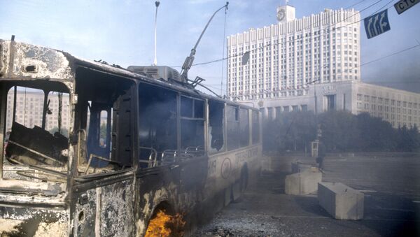 Обгорелый троллейбус у здания Дома Советов РФ во время штурма - Sputnik Южная Осетия