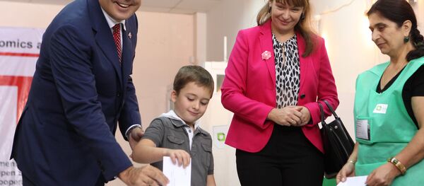 Президент Грузии Михаил Саакашвили с супругой Сандрой Рулофс. Президент Грузии Михаил Саакашвили с супругой Сандрой Рулофс. - Sputnik Южная Осетия