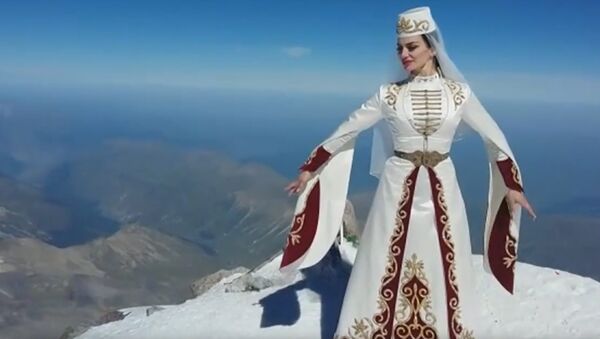 Выступление солистки московского ансамбля танцев на вершине Эльбруса претендует на рекорд Гиннесса - Sputnik Южная Осетия