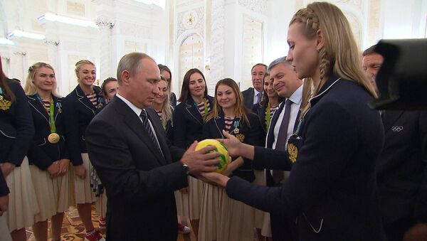 Российские гандболистки вручили Путину мяч, которым играли в финале ОИ-2016 - Sputnik Южная Осетия