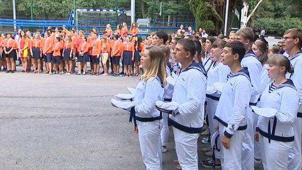 Французские и российские дети спели гимн РФ на прощании со сменой  в Артеке - Sputnik Южная Осетия