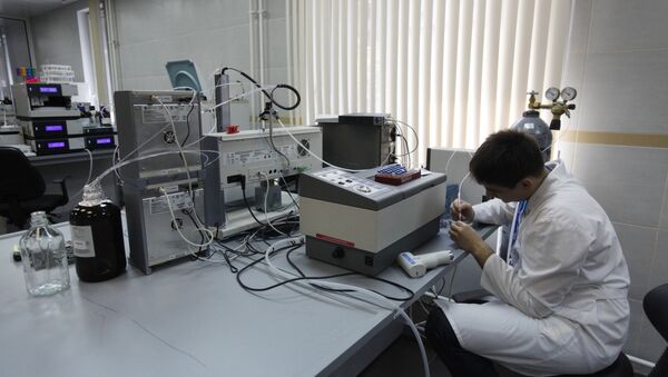Сотрудник лаборатории во время работы в антидопинговом центре - Sputnik Южная Осетия