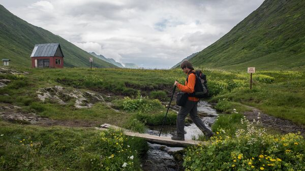 Турист в Кавказском государственном природном биосферном заповеднике - Sputnik Южная Осетия