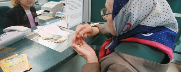 Пенсионерка у кассы Сбербанка Пенсионерка у кассы Сбербанка - Sputnik Южная Осетия
