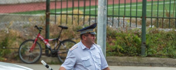 Сотрудник ГАИ на улице в Цхинвале Сотрудник ГАИ на улице в Цхинвале - Sputnik Южная Осетия