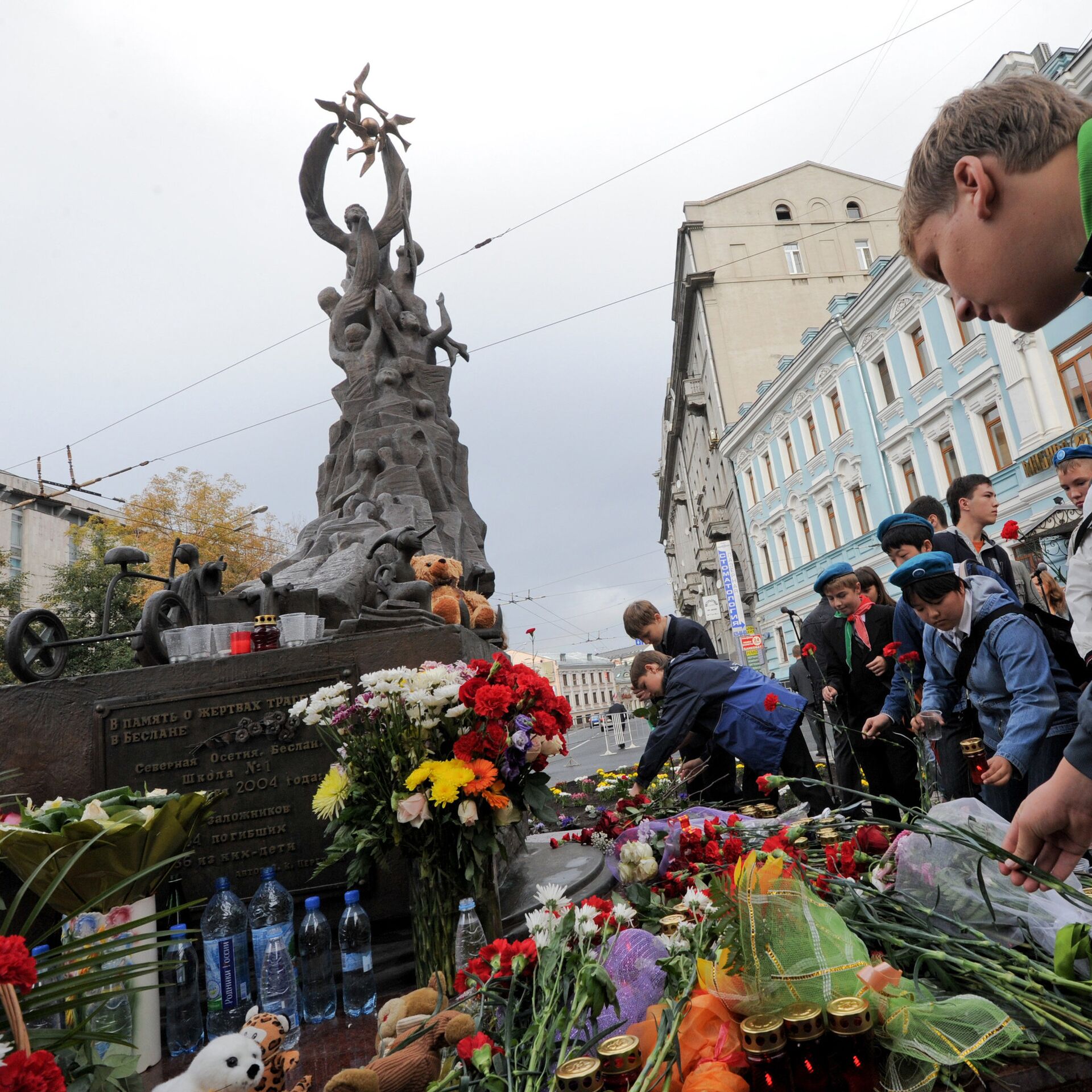 памятник детям беслана в москве фото