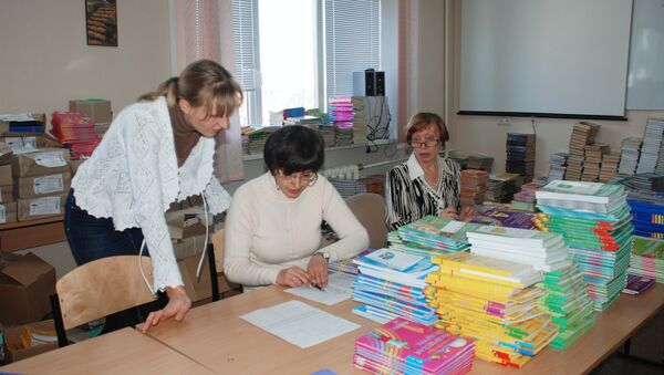 Донецкие школы начали получать российские учебники - Sputnik Южная Осетия