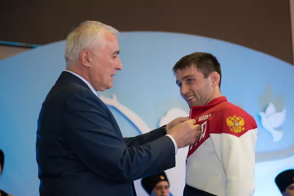 Президент вручил чемпиону высшую государственную награду Южной Осетии орден Уацамонга. Президент вручил чемпиону высшую государственную награду Южной Осетии орден Уацамонга. - Sputnik Южная Осетия