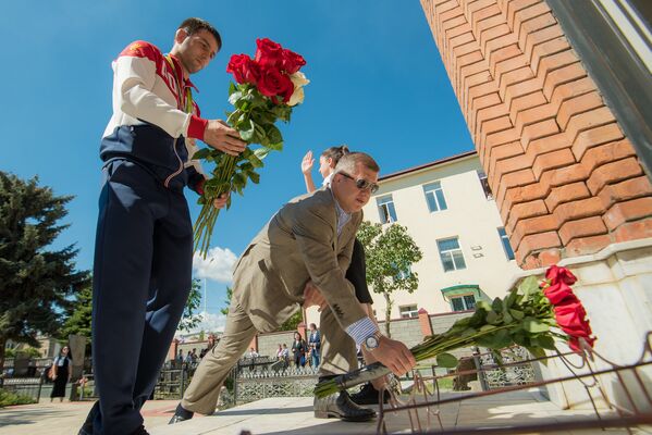 Делегация спортсменов возложила цветы на мемориальном кладбище. - Sputnik Южная Осетия
