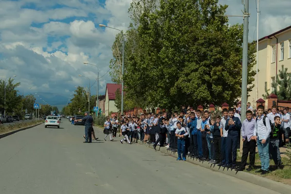 Толпы школьников подкарауливали своего кумира. Толпы школьников подкарауливали своего кумира. - Sputnik Южная Осетия