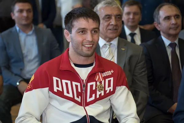 Чемпиону вручили диплом ЮОГУ. Рамонов окончил физкультурный факультет вуза. Чемпиону вручили диплом ЮОГУ. Рамонов окончил физкультурный факультет вуза. - Sputnik Южная Осетия