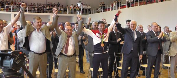 Награды, подарки, танцы и автографы. Южная Осетия встречала Рамонова Награды, подарки, танцы и автографы. Южная Осетия встречала Рамонова - Sputnik Хуссар Ирыстон