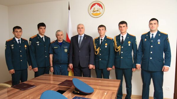 Президент Тибилов встретился с выпускниками вузов МЧС РФ - Sputnik Южная Осетия
