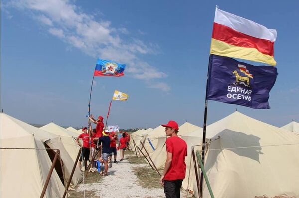 Молодежь Южной Осетии приехала в патриотический лагерь в Крыму. - Sputnik Южная Осетия