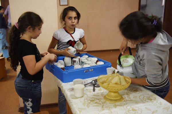 Дети в детском лагере готовятся к обеду - Sputnik Южная Осетия