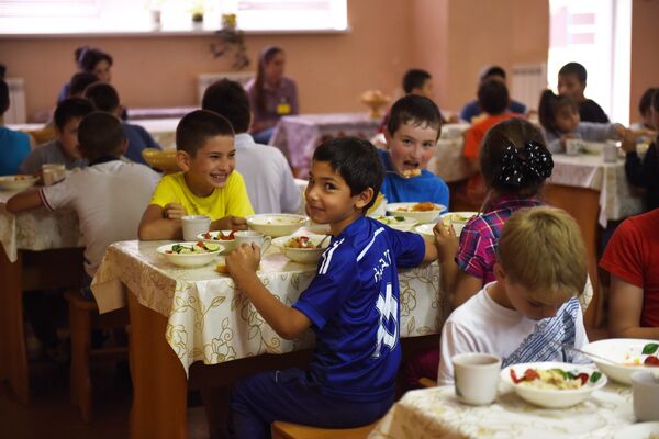 Дети обедают в летнем лагере Солнышко - Sputnik Южная Осетия