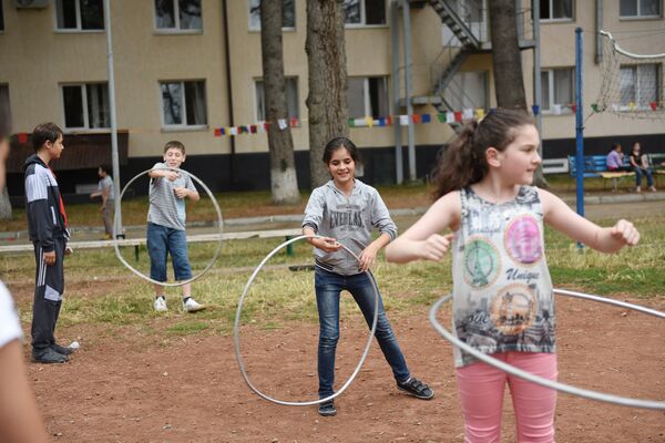 Дети с обручами в лагере Солнышко - Sputnik Южная Осетия