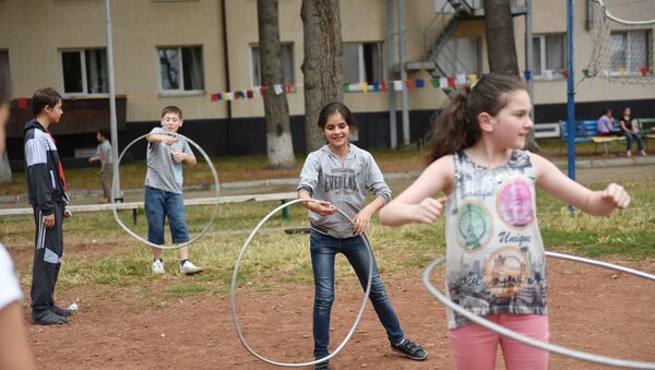 Дети с обручами в лагере Солнышко - Sputnik Южная Осетия
