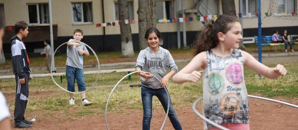 Дети с обручами в лагере Солнышко Дети с обручами в лагере Солнышко - Sputnik Южная Осетия
