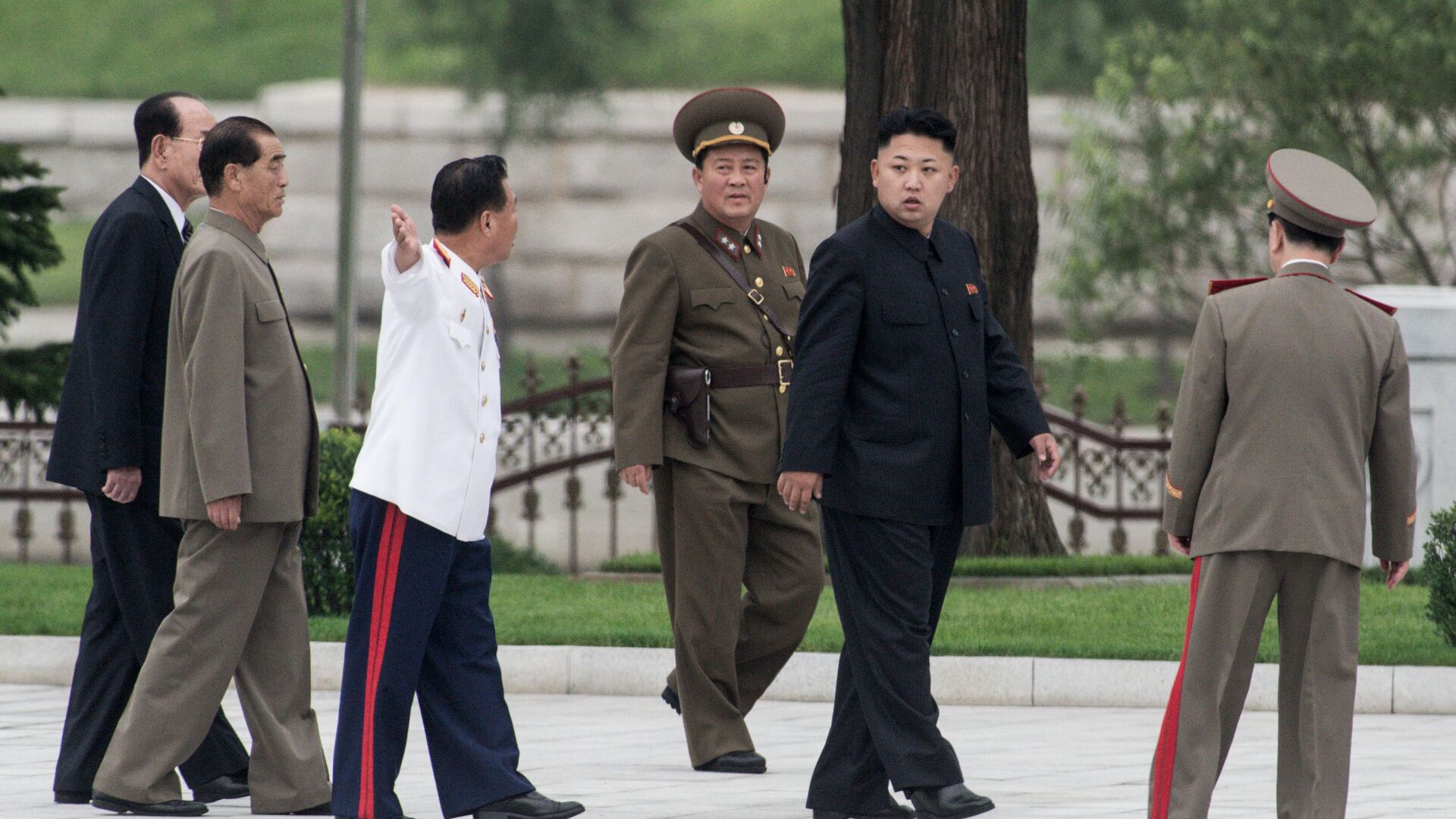 Первый секретарь Центрального комитета Трудовой партии Кореи Ким Чен Ын (второй справа) - Sputnik Южная Осетия, 1920, 14.07.2022