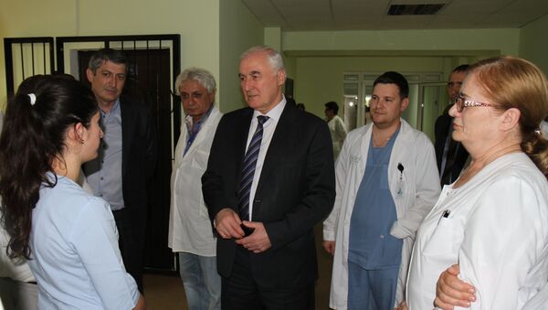 Президент Леонид Тибилов посетил больницу в Цхинвале - Sputnik Южная Осетия