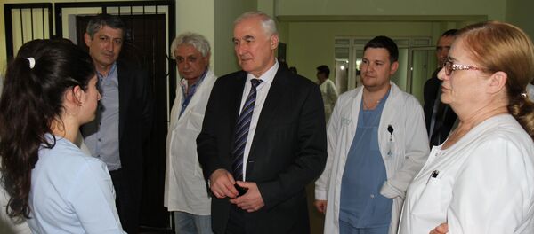 Президент Леонид Тибилов посетил больницу в Цхинвале - Sputnik Южная Осетия