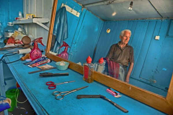 В Цхинвале все еще остались парикмахерские — в основном мужские, где работают старые парикмахеры. - Sputnik Южная Осетия
