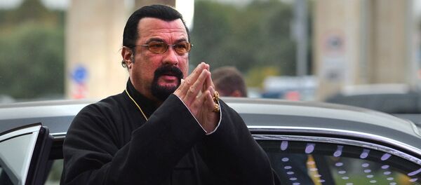 Американский актер, кинопродюсер и сценарист, мастер боевых искусств и музыкант Стивен Сигал Американский актер, кинопродюсер и сценарист, мастер боевых искусств и музыкант Стивен Сигал - Sputnik Южная Осетия