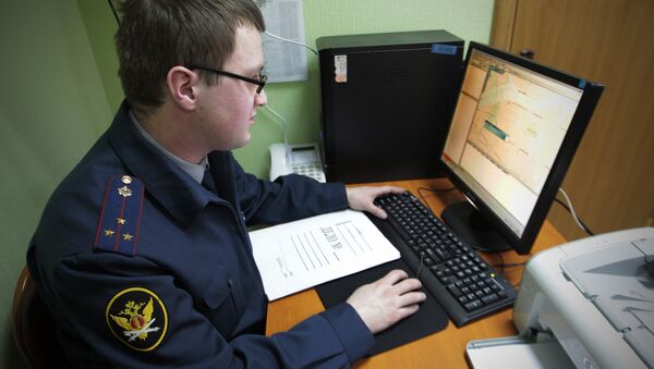 Сотрудник правоохранительных органов перед экраном компьютера - Sputnik Южная Осетия