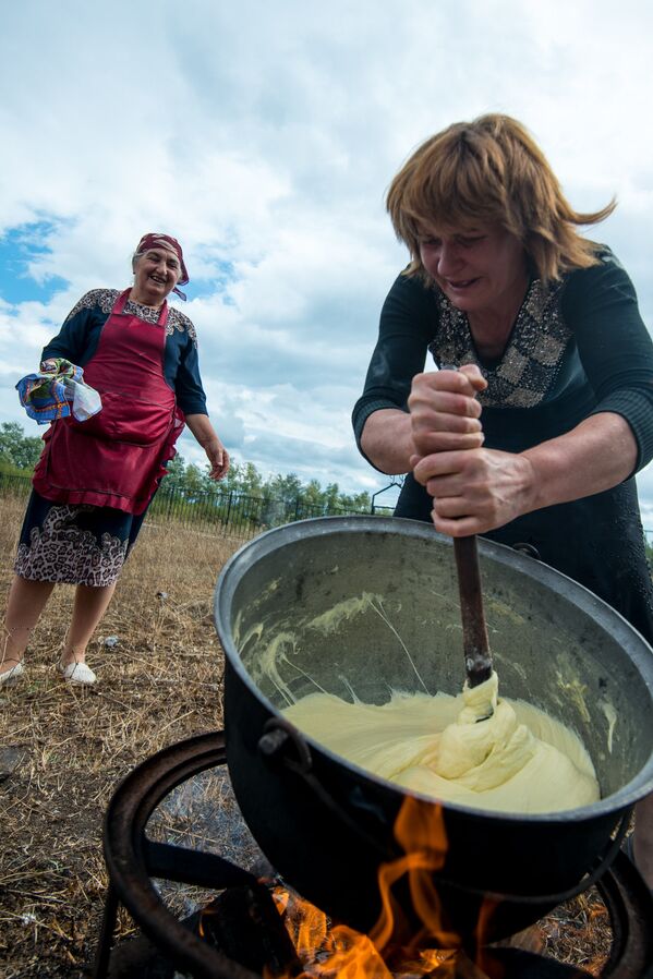 Здесь не только дегустировали пенный напиток, но и готовили прямо на месте осетинские национальные блюда. - Sputnik Южная Осетия