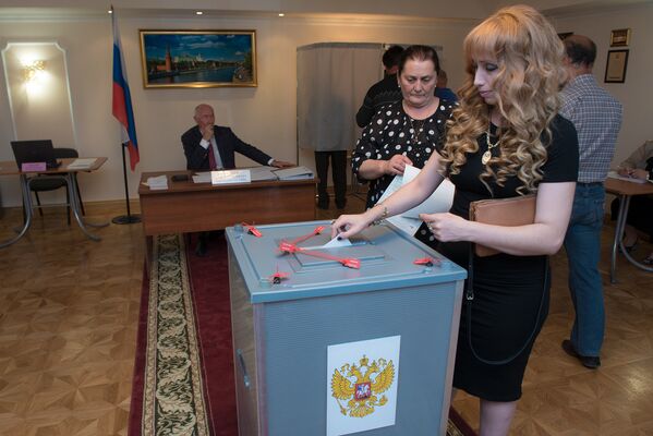 В посольстве голосуют как сотрудники дипмиссии, так и жители Южной Осетии с российским гражданством. - Sputnik Южная Осетия