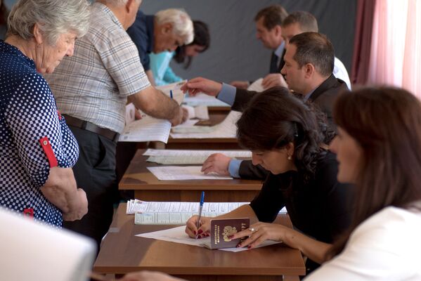 Активнее всего избиратели приходили на участок, расположенный в здании Совпрофа. - Sputnik Южная Осетия
