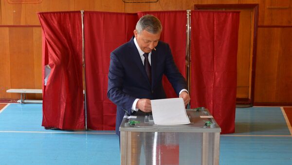 Глава Северной Осетии Вячеслав Битаров голосует на выборах в Госдуму - Sputnik Южная Осетия