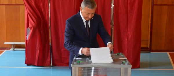 Глава Северной Осетии Вячеслав Битаров голосует на выборах в Госдуму - Sputnik Южная Осетия