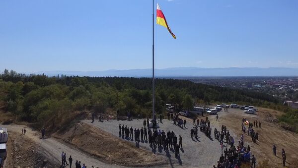 Государственный флаг на въезде в Цхинвал. - Sputnik Южная Осетия