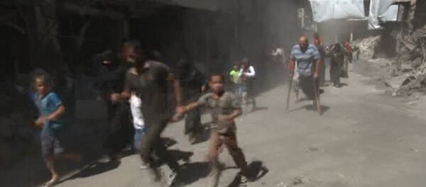 Жители Алеппо бежали по гуманитарному коридору сквозь дым и под звуки стрельбы Жители Алеппо бежали по гуманитарному коридору сквозь дым и под звуки стрельбы - Sputnik Южная Осетия