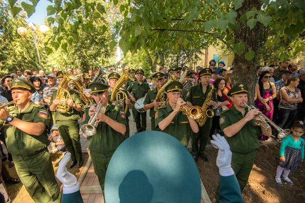 Шагали парадные расчеты под звуки маршей в исполнении оркестра 4-й военной базы. - Sputnik Южная Осетия